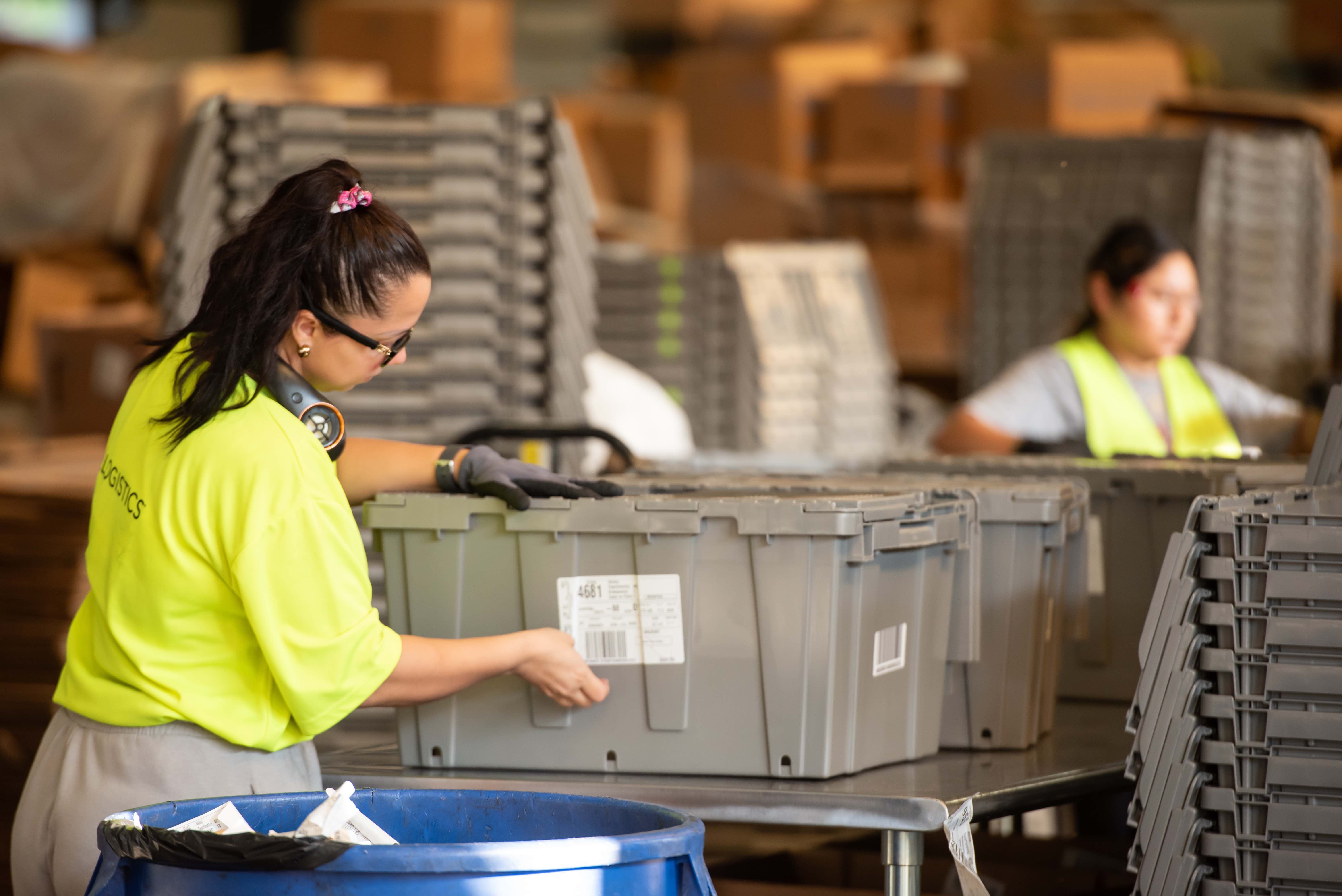 Relogistics worker labeling box